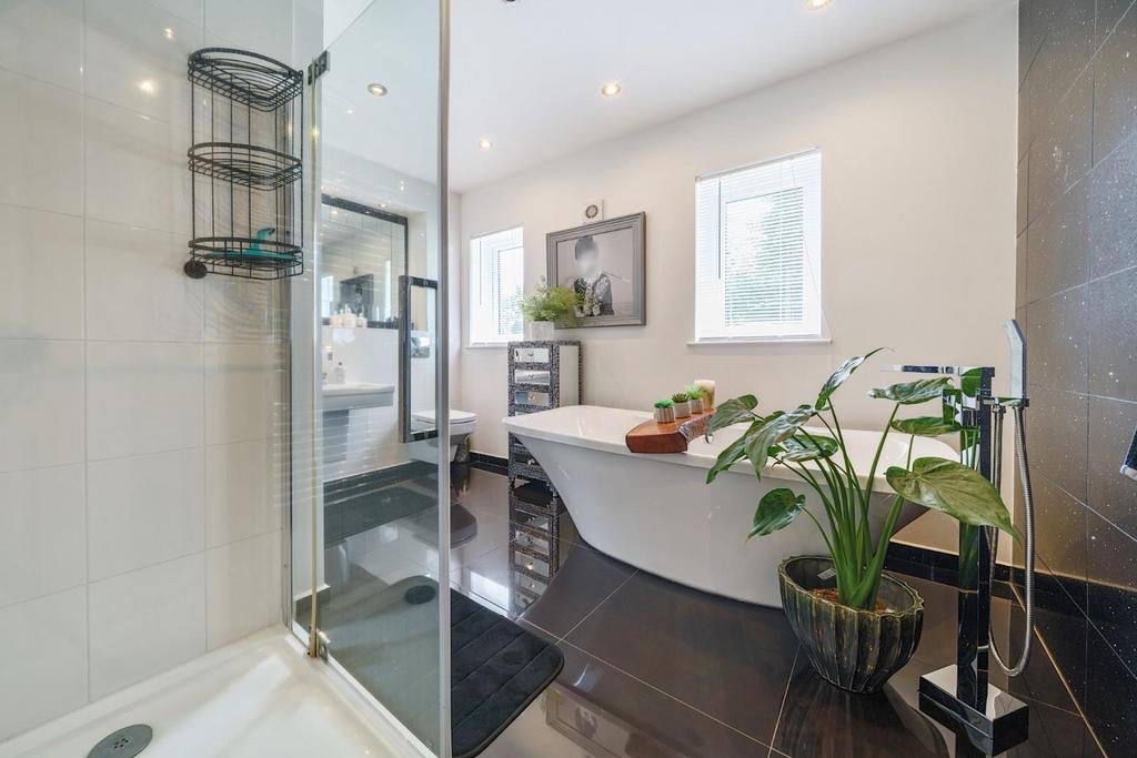 EN-SUITE BATH &amp; SHOWER ROOM.jpg