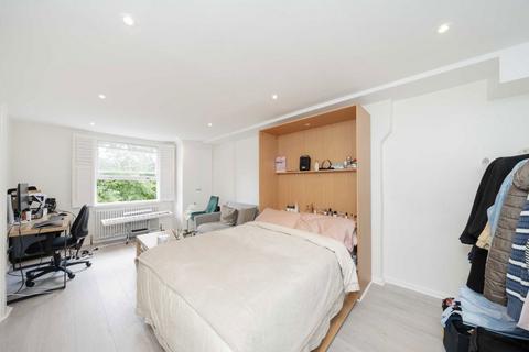 Studio to rent, Belgrave Gardens, London NW8