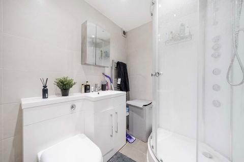 Studio to rent, Belgrave Gardens, London NW8