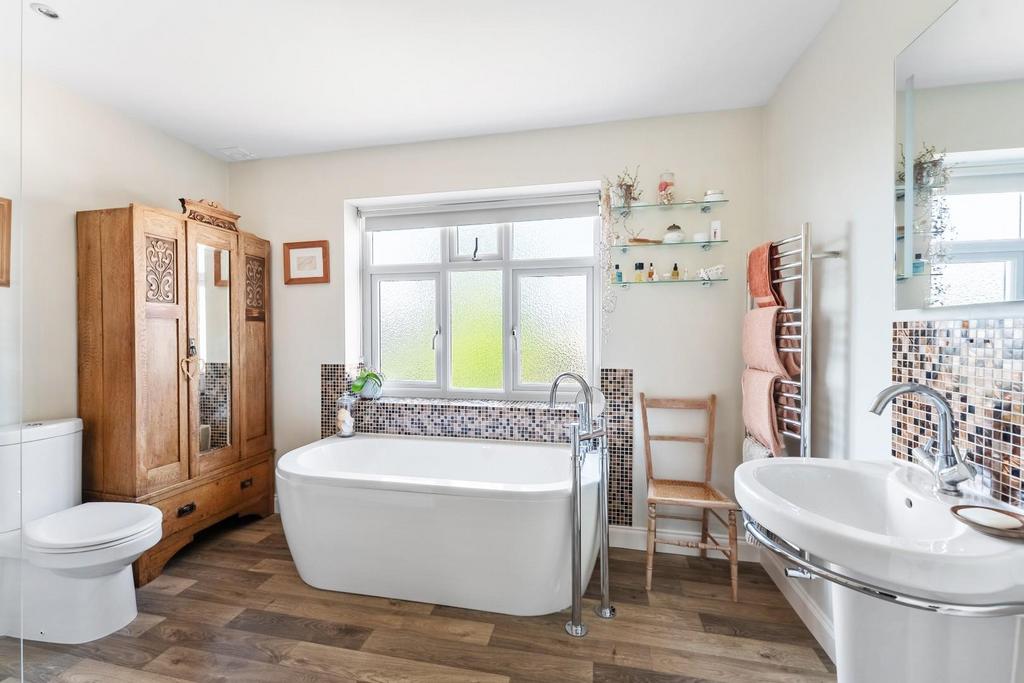 12 - ensuite.jpg