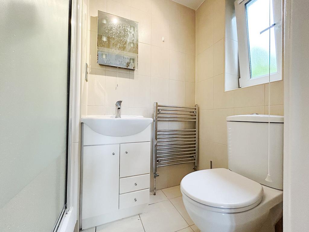 En-suite to bedroom 2