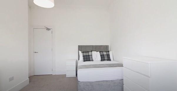 Clean and bright double bedroom featuring a com...