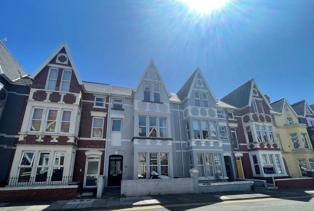 Mary Street, Porthcawl CF36 1 bed flat - £700 pcm (£162 pw)