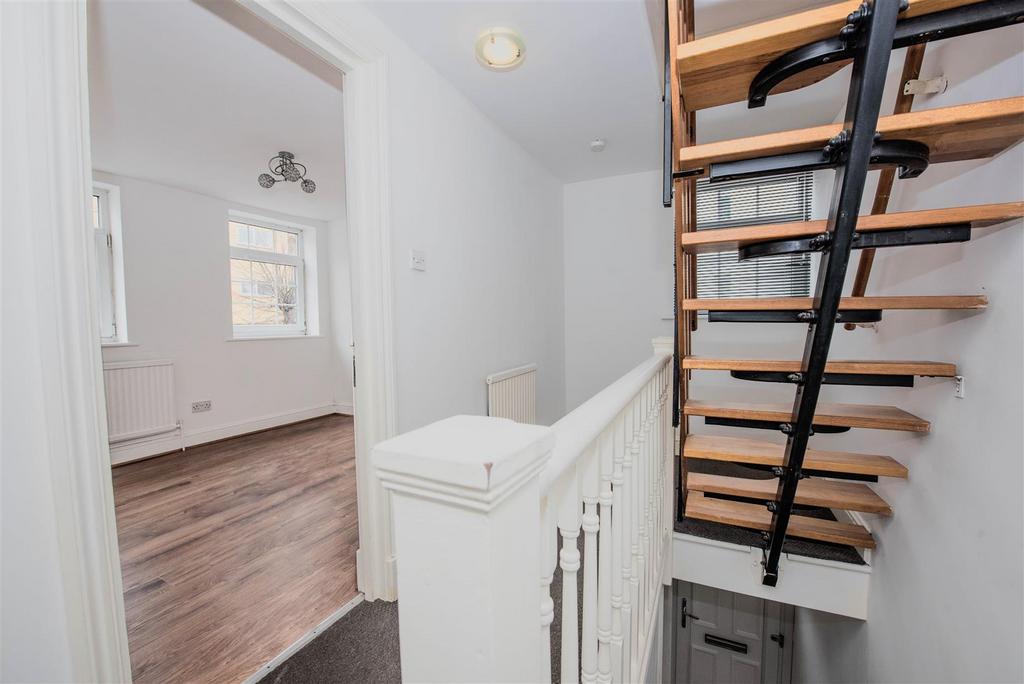 Tesoro property 2 Oakfield Rd  First floor hallway
