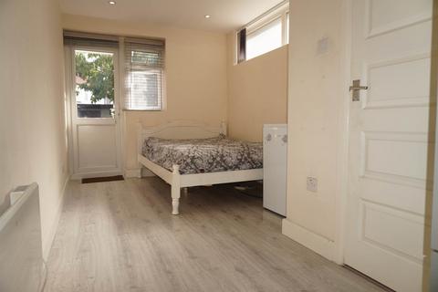 1 bedroom in a house share to rent, Empire Road, Perivale