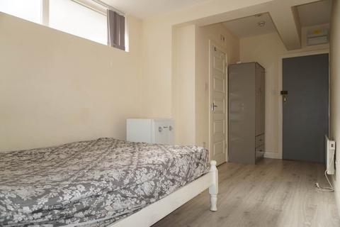 1 bedroom in a house share to rent, Empire Road, Perivale