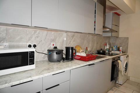 1 bedroom in a house share to rent, Empire Road, Perivale