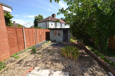1 bedroom in a house share to rent, Empire Road, Perivale