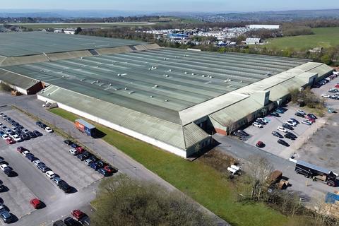 Distribution warehouse to rent, Harrogate Rd Yeadon LS19 7WP