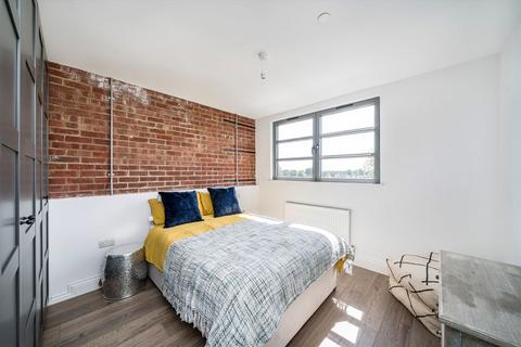 3 bedroom flat for sale, Elm Grove, London SW19