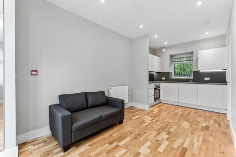 Ground floor flat to rent, at London, 1B Bowes House 47 Bowes Road N13