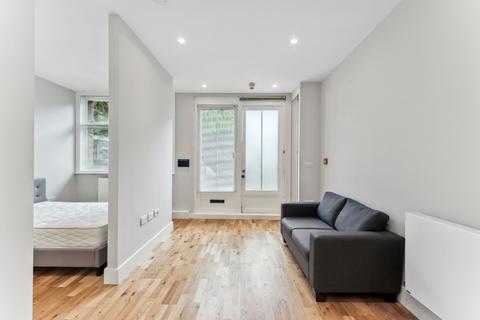 Ground floor flat to rent, at London, 1B Bowes House 47 Bowes Road N13