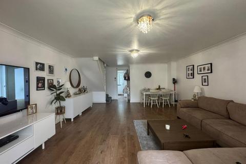 3 bedroom terraced house to rent, Barrass Close, Enfield