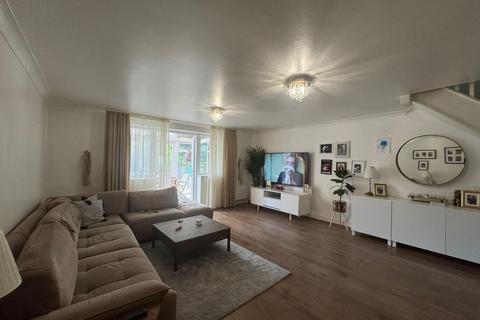 3 bedroom terraced house to rent, Barrass Close, Enfield