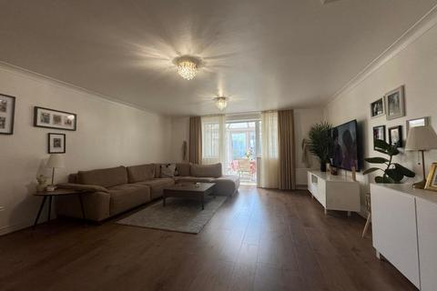 3 bedroom terraced house to rent, Barrass Close, Enfield