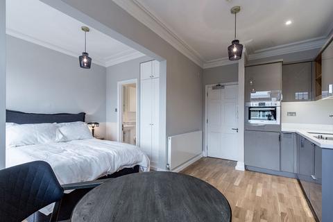 Studio to rent, 89 Gloucester Place