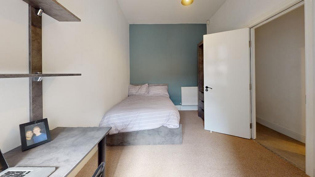 A tidy and inviting double bedroom featuring a ...