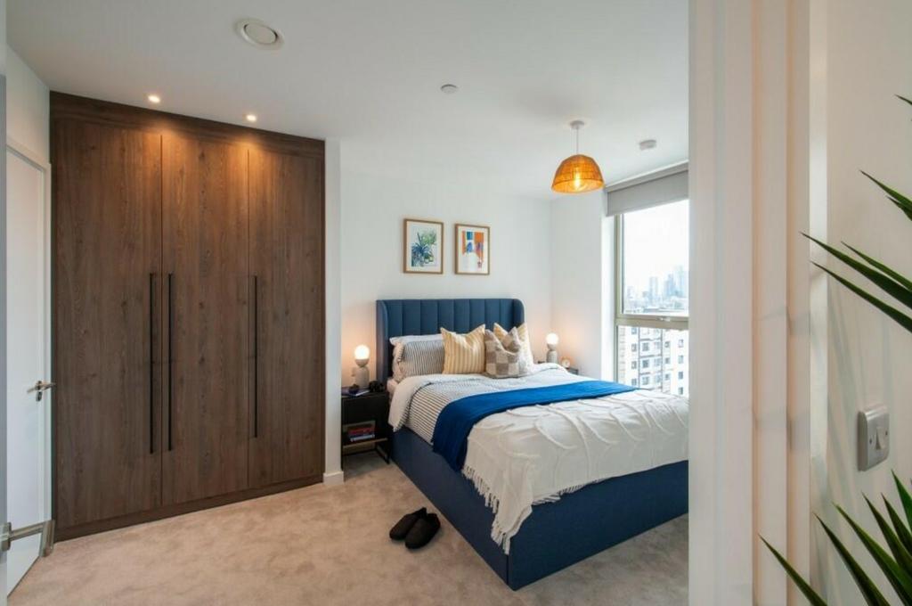 A spacious and bright large double bedroom feat...