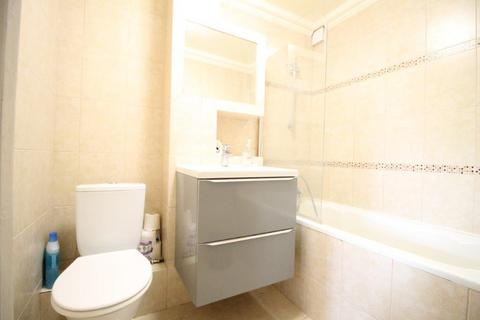 2 bedroom flat to rent, Huxley Close, Northolt UB5