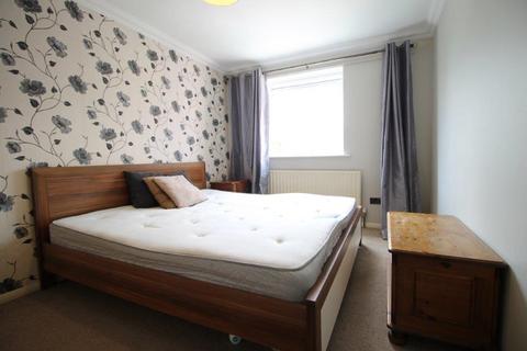 2 bedroom flat to rent, Huxley Close, Northolt UB5