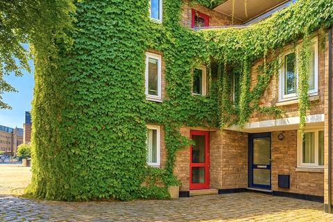 3 bedroom maisonette for sale, Sunbury Lane, London