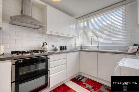 27 Sunnymede, Chigwell, IG7 6ES
