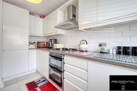 27 Sunnymede, Chigwell, IG7 6ES