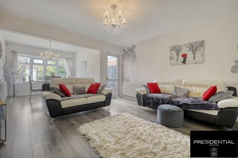 27 Sunnymede, Chigwell, IG7 6ES