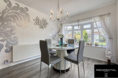27 Sunnymede, Chigwell, IG7 6ES