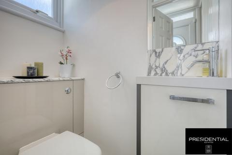 27 Sunnymede, Chigwell, IG7 6ES