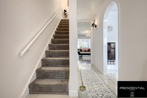 27 Sunnymede, Chigwell, IG7 6ES