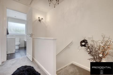 27 Sunnymede, Chigwell, IG7 6ES