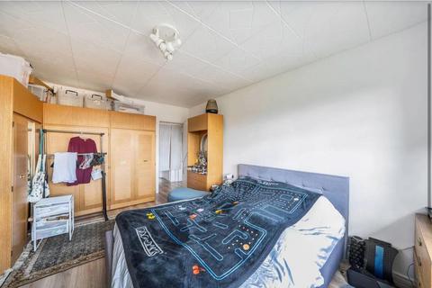 2 bedroom property to rent, Temple Close, London