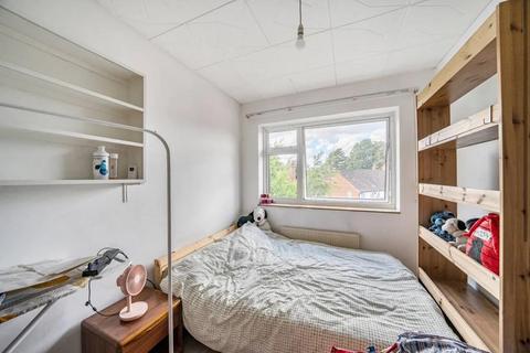 2 bedroom property to rent, Temple Close, London