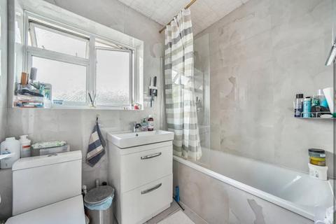 2 bedroom property to rent, Temple Close, London