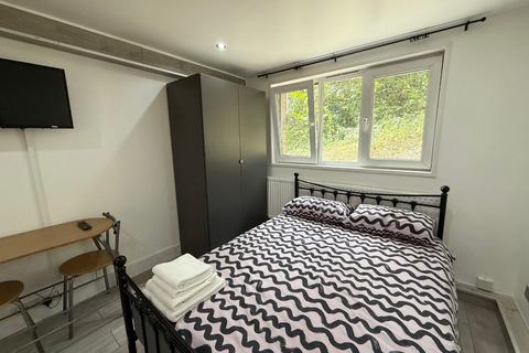 Studio to rent, Finchley Road, London