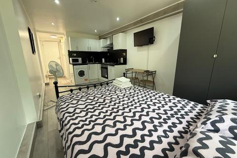 Studio to rent, Finchley Road, London
