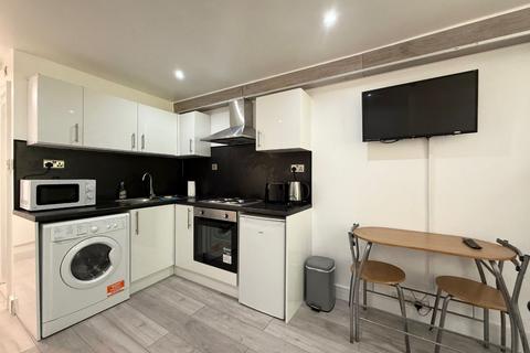 Studio to rent, Finchley Road, London
