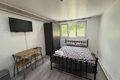 Studio to rent, Finchley Road, London
