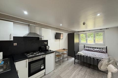 Studio to rent, Finchley Road, London
