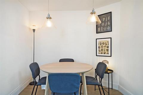 2 bedroom apartment for sale, Station Approach, Tadworth