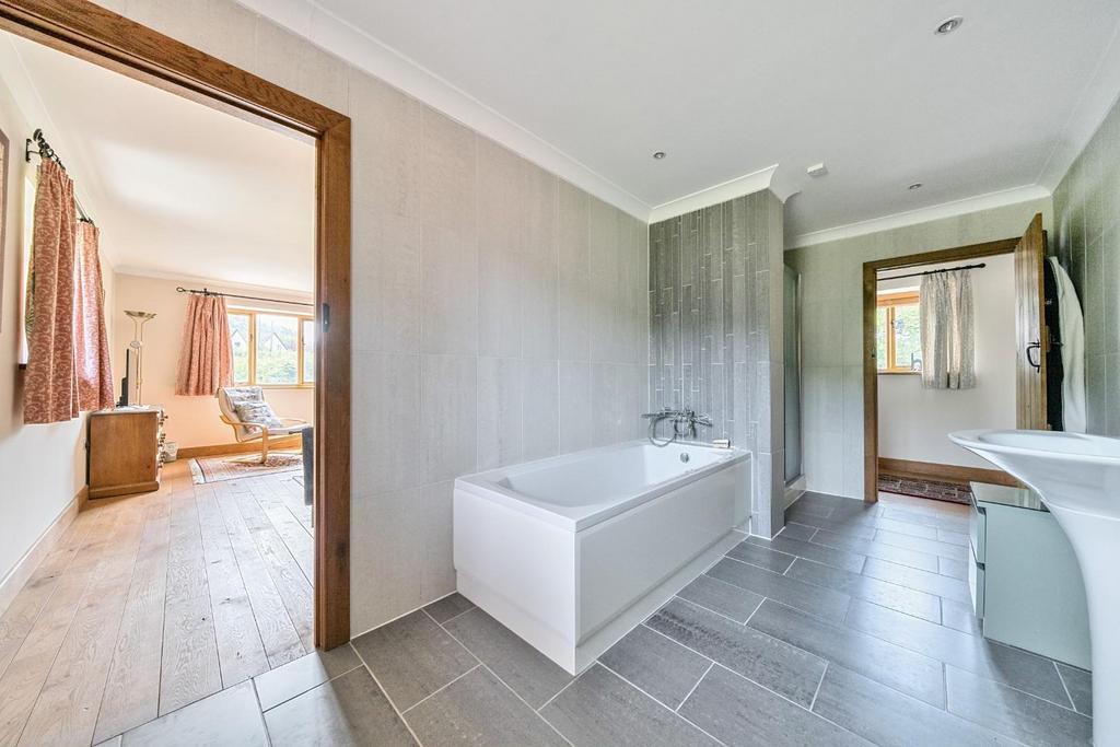 Bedroom 2 ensuite.jpg