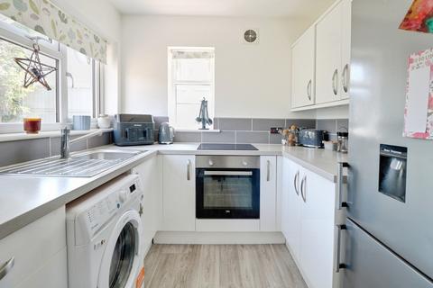 3 bedroom semi-detached bungalow to rent, Watson Close, Southend-on-sea, SS3