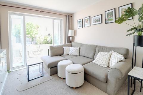 3 bedroom semi-detached bungalow to rent, Watson Close, Southend-on-sea, SS3
