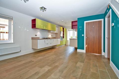 4 bedroom detached house to rent, Providence Avenue, Bradford