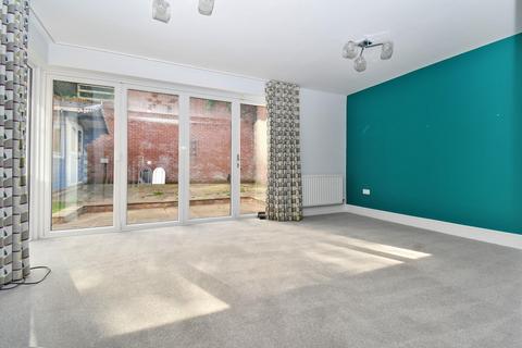 4 bedroom detached house to rent, Providence Avenue, Bradford
