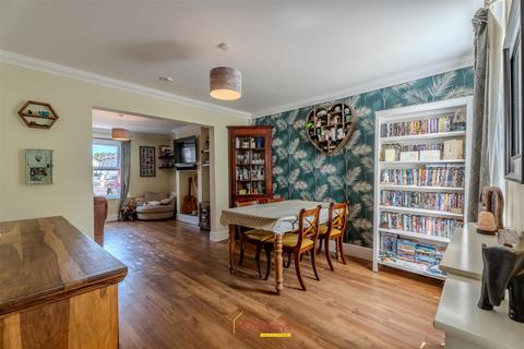 3 bedroom property for sale, Manor Road, Ringwood
