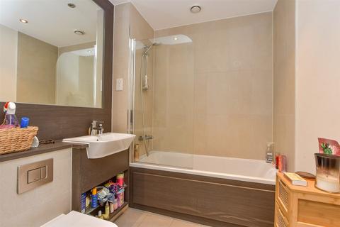 2 bedroom apartment for sale, The Peninsula, Gillingham ME7