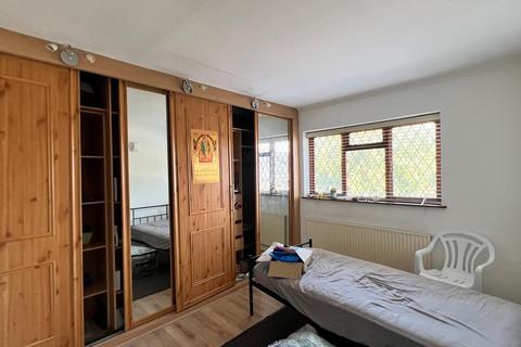 3 bedroom terraced house to rent, Illford, IG2