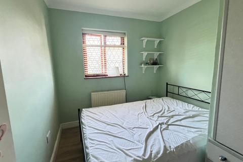 3 bedroom terraced house to rent, Illford, IG2